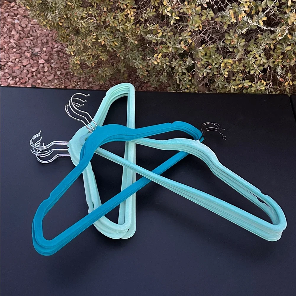 Velvet hangers heavy duty set of 16 counts, used-great condition.